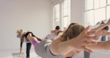 Kadın, çeşitlilik ve eğitmen yoga sınıfında pilates, manevi sağlık ya da spor, zen ya da sağlık için esneme hareketleri yapıyor. Bir grup genç bayan ya da yoga takımı ısınıyor ya da spor salonunda dengede duruyor..