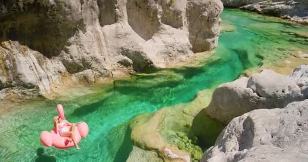 Femme Flotteur Lac Avec Gonflable Sur Montagne Toscane Aventure Vacances — Video
