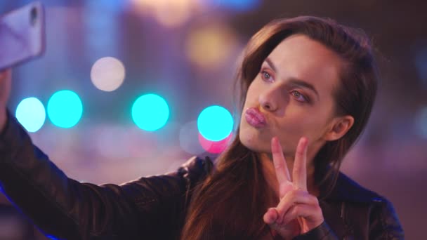 Frau Student Und Selfie Der Stadt Der Nacht Für Soziale — Stockvideo