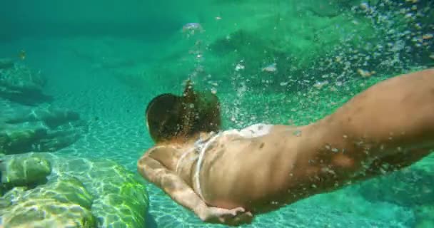 발리를위한 수영과 자연으로 인도네시아 휴가에서 비키니 스트로크 — 비디오