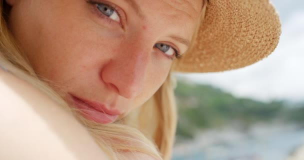 Kobiety Kolaż Lub Zbliżenie Twarzy Przy Plaży Tropikalna Wyspa Wiatr — Wideo stockowe