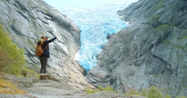Naturaleza Senderismo Mujer Por Las Montañas Para Explorar Metaverso Vacaciones — Vídeos de Stock