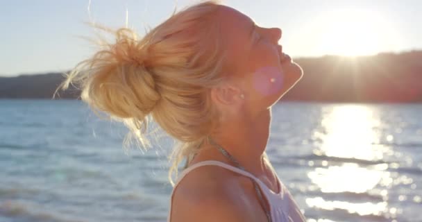 Primo Piano Donna Vacanza Spiaggia Con Sorriso Francia Svago Pausa — Video Stock