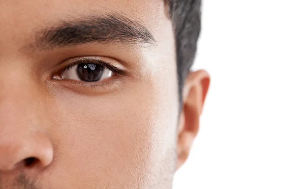 ビジョン ウェルネス ホワイトバックグラウンドでの検査のためのスタジオでの男性の目 クローズアップ 肖像画 コンタクトレンズ ウェルネスまたは眼球の健康のための視力評価の目のテスト 顔およびモデル — ストック写真