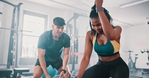 筋肉の成長 強さの開発および力の練習のためのバトルロープが付いているジム コーチおよび女性 エネルギー パーソナルトレーナーとボディービルダーの動機 トレーニングの挑戦 カーディオやフィットネス耐久性 — ストック動画