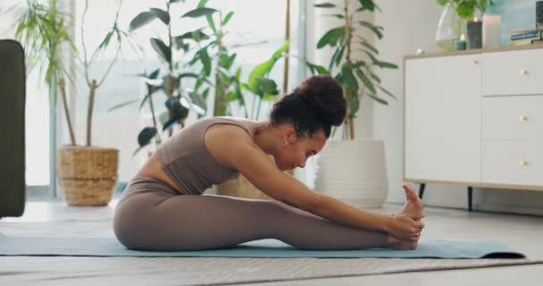 Huis Yoga Stretching Met Vrouw Training Oefening Voor Welzijn Gezond — Stockvideo
