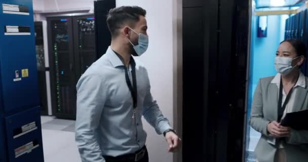 Covid Gruß Und Menschen Mit Masken Büro Serverraum Und Kommunikation — Stockvideo