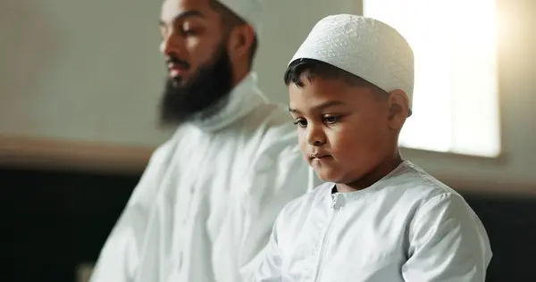 穆斯林 祈祷者和带着孩子的男子在清真寺学习 接受宗教教育 礼拜或祈祷 Ramadan Kareem Eid Mubarak和教授 古兰经 的伊斯兰社区 — 图库照片