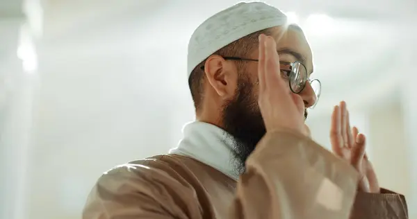 Исламская Молитва Вера Человек Мечети Благодарностью Вниманием Любовью Богу Богу — стоковое фото