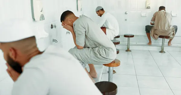 Мусульманин Мыть Рутину Мужчин Перед Праздничной Молитвой Ванной Комнате Чистоты — стоковое фото