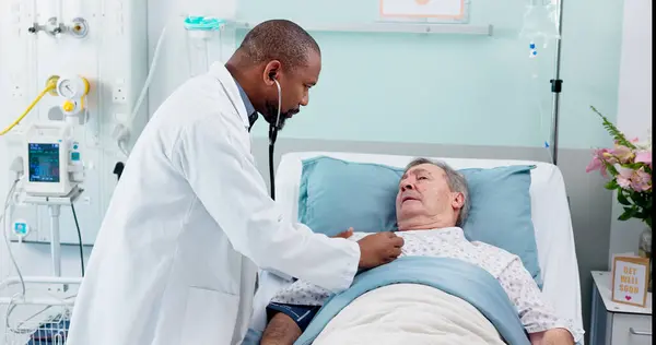 Senior Man Läkare Och Sjukhussäng Med Patient Stetoskop Och Kontroll — Stockfoto