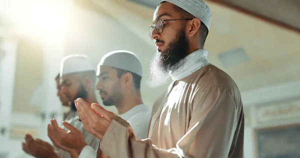 Islam Alabanza Grupo Hombres Mezquita Orando Con Atención Plena Gratitud — Foto de Stock