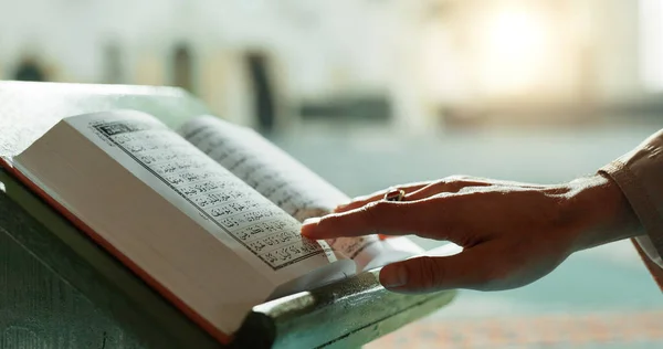 Kur Camide Din Eğitimi Inanç Ibadet Için Kitap Okuyan Kadınlara — Stok fotoğraf