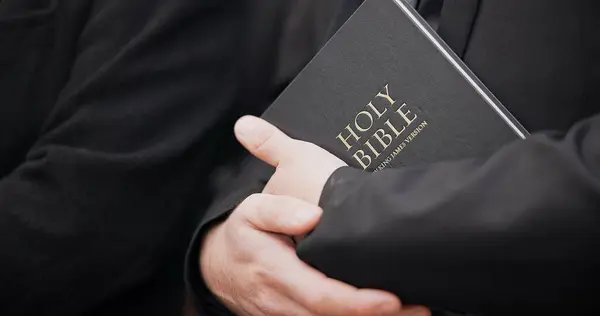 Biblia Funeral Manos Primer Plano Sacerdote Para Religión Triste Evento — Foto de Stock
