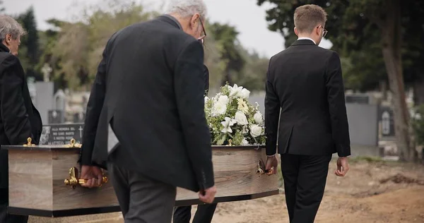 男人和传道士在墓园外的墓葬前散步 坟场的死亡 悲伤和集体丧葬 在大风中举行的丧礼和为人们的家人服务 — 图库照片