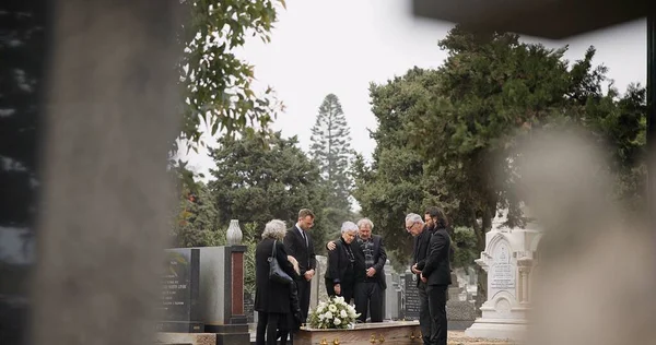 Pessoas Funeral Morte Cemitério Com Luto Familiar Livre Tristeza Perda — Fotografia de Stock