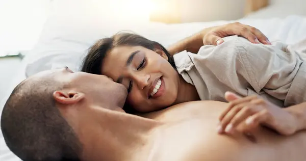 Lyckligt Par Säng Och Samtal Kärlek Intimitet Och Romantik Hemma — Stockfoto
