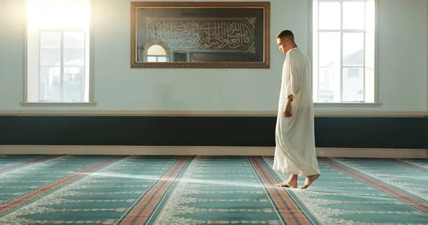 伊斯兰和人类信仰一座清真寺 为真主祈祷 和平和神圣宗教中的精神关怀 斋月和穆斯林 希望和谦恭地敬拜 — 图库照片