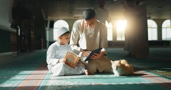Коран Дитина Людина Викладають Мечеті Молитви Миру Духовного Піклування Святій — стокове фото