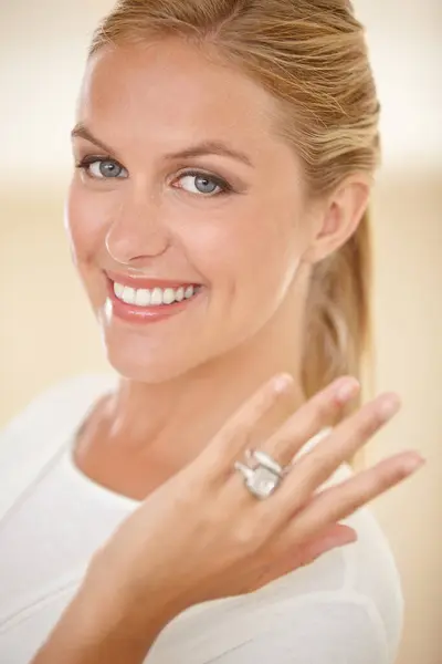 Frau Porträt Und Ehering Mit Verlobungsankündigung Und Diamant Heirat Weibliche — Stockfoto
