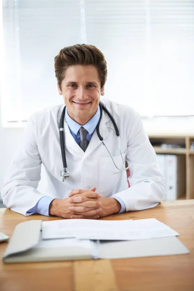 有形象的在职医生形象 以积极和良好的态度进行会诊 在诊所为自己的工作感到自豪的年轻男性医务工作者的微笑 职业和专业 — 图库照片