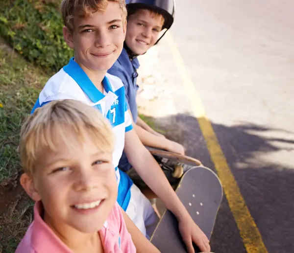 Friends Sports Skaters Outdoor Portrait Children Confidence Street Style Happy — Stock Photo, Image