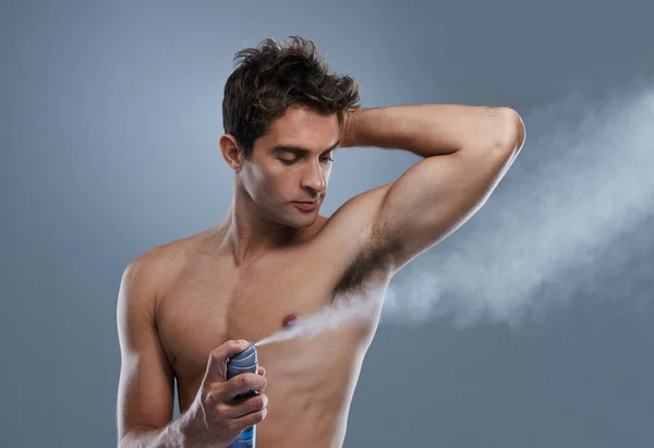 Mens Deodorant Spray Voor Een Gezonde Geur Studio Product Applicatie — Stockfoto
