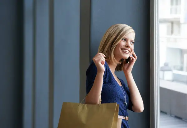 Podekscytowany Telefon Kobieta Torbami Zakupy Przez Okno Komunikacji Centrum Handlowym — Zdjęcie stockowe