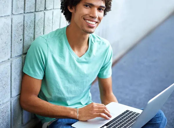 Öğrenci Portredeki Siyah Adam Eğitim Için Dizüstü Bilgisayar Öğrenme Daktilo — Stok fotoğraf