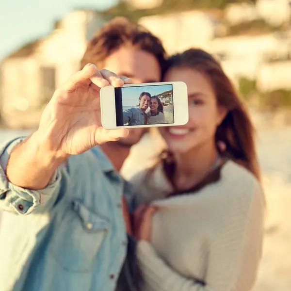 Paar Selfie Glimlach Voor Knuffel Door Oceaan Voor Herinnering Vakantie — Stockfoto