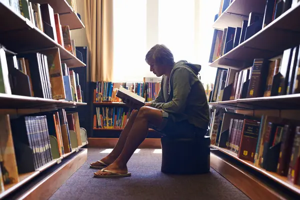 Leer Libro Relajarse Estudiante Biblioteca Universidad Universidad Campus Escuela Para — Foto de Stock