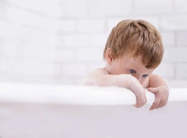 ベビー バブルで洗濯し 衛生のために自宅のトイレで考える 成長し ブルネットと少年は 発達と成長のために好奇心しながら 家のボディケアのためのクリーニング — ストック写真