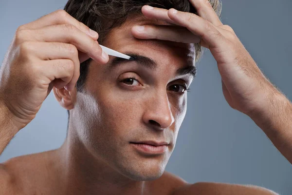 眉毛のための男 肖像画およびつま先はきれいな 衛生または灰色の背景のためのかみそりします 健康的な朝のルーチンまたはスタジオ 治療またはモックアップスペースのための男性 グルーミングおよび脱毛 — ストック写真