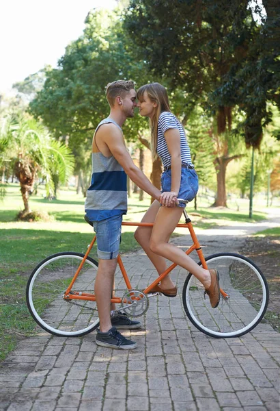 自転車旅行 アウトドアウェルネス 自然の中でロマンチックな日付でロマンス 愛とカップル 人々は ボンディング活動 交通機関のためにサイクリングし 自転車に乗ってパートナーとつながります — ストック写真