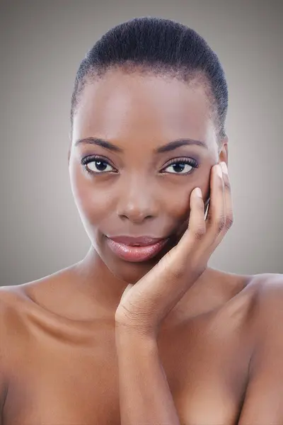 美容美发 肖像和黑人妇女与皮肤护理和皮肤科工作室灰色背景或沙龙 非洲的 模特的和天然的化妆品 由自我护理 化妆品或面部皮肤发出健康的光泽 — 图库照片
