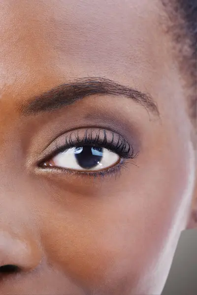 妆容和黑人女性与美容美发和护肤紧密相连 来自皮肤科 化妆品或基金会的具有健康光泽的眼睛 肖像和非洲模型 — 图库照片