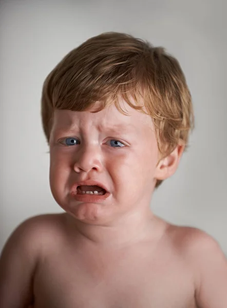 Sorgligt Småbarn Gråtande Och Porträtt Pojken Sitt Hem Med Känslomässig — Stockfoto