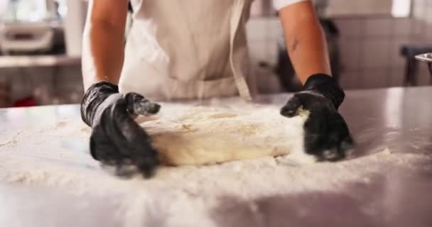 Кулінарія Тісто Руки Людини Пекарні Їжі Малого Бізнесу Або Виробництва — стокове відео