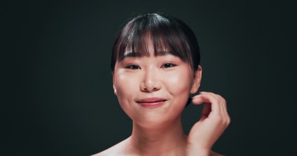 피부과에서 자신감과 자부심으로 스튜디오에서 아름다움을 행복한 여자의 한국어 케어와 어두운 — 비디오