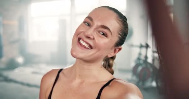 Happy Πρόσωπο Γυναίκα Στο Γυμναστήριο Selfie Για Προπόνηση Άσκηση Διάλειμμα — Αρχείο Βίντεο