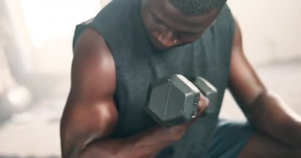 Fitness Mains Homme Noir Entraînant Avec Haltères Poudre Puissance Dans — Video