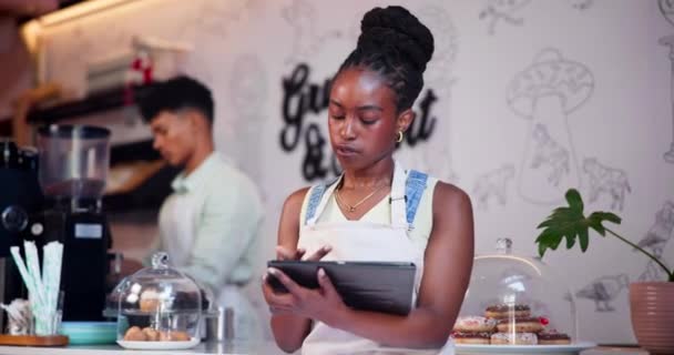 Tableta Comercio Electrónico Mujer Negra Cafetería Para Pedidos Línea Puesta — Vídeos de Stock