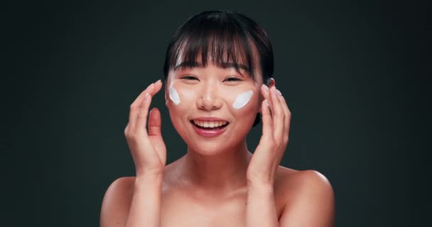 Beauty Cream Face Asian Woman Studio Retinol Product Vitamin Skincare — Stock Video