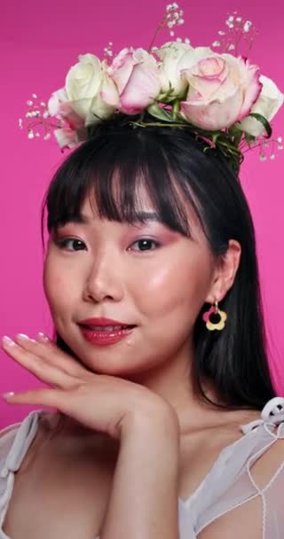 Twarz Piękno Kwiaty Azjatycką Kobietą Salonie Studio Różowym Tle Dla — Wideo stockowe