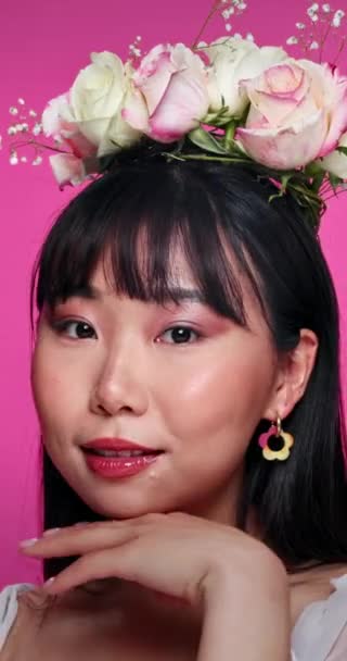 为了自然的健康 在工作室里与亚洲女人一起 在粉红的背景下 在头发上的脸庞 美丽和花朵 在温泉或美容院与快乐年轻人合影的肖像 护肤和花束 以达到面部美感 — 图库视频影像