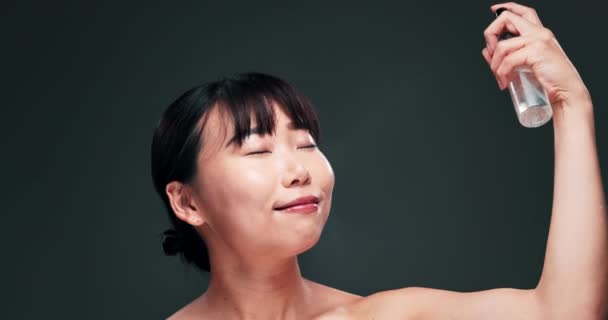 フェイス フェイシャルスプレー アジアの女性 化粧品 ウェルネス グレーのバックグラウンド スタジオ メイクセッター コラーゲンのボディミスト 日本モデル — ストック動画