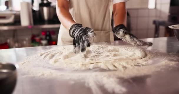 Piekarz Tłoczenie Lub Ugniatanie Ciasta Stole Kucharz Lub Proces Mąki — Wideo stockowe