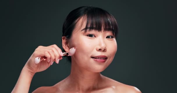 Skönhet Skratt Och Jade Roller För Ansikte Med Asiatisk Kvinna — Stockvideo