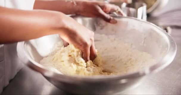 Ręce Jajka Lub Ugniatanie Mąki Stole Kucharza Lub Proces Chleba — Wideo stockowe