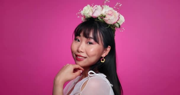 Couronne Fleurs Beauté Visage Femme Japonaise Sur Fond Rose Pour — Video